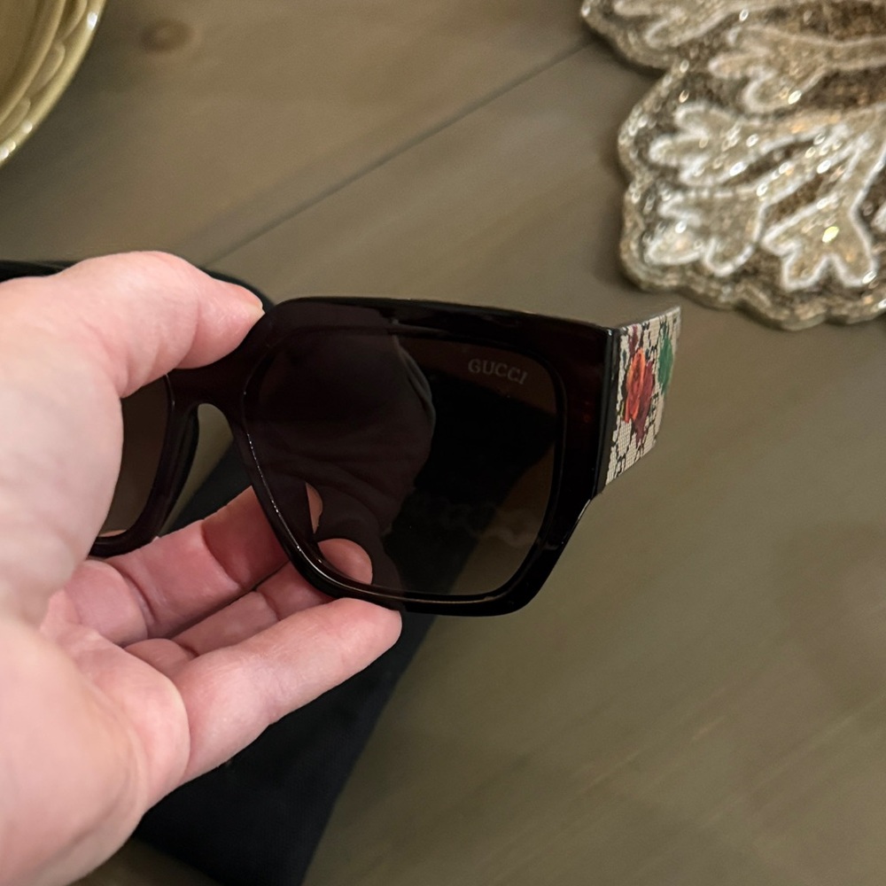 Copy, Gucci Black Sunglasses with Floral Accents - Picture 6 of 7